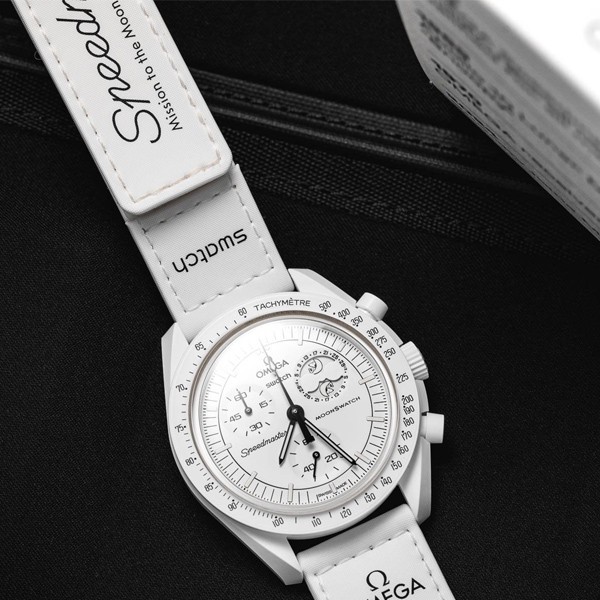 ساعت مچی عقربه ای مکانیکی مدل Omega x Swatch Mission To Moonphase Snoopy